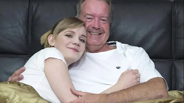 Stora Sexy blonde bends over to get fucked by grandpa big cock varma videor