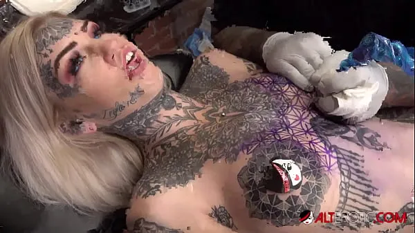 बड़े Sascha plays with Amber Luke while she gets tattooed गर्मजोशी भरे वीडियो