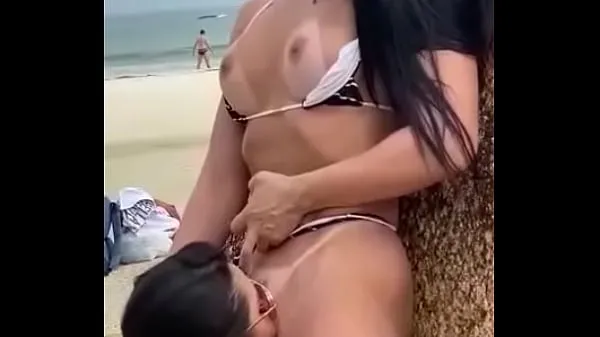 TWO TESUDAS CATCHING IN PUBLIC ON THE BEACH Video hangat Besar