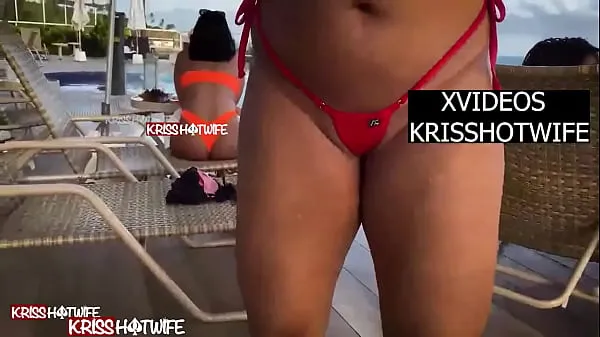 Grandi Kriss Hotwife nella doccia della piscina dell'hotel in mostra con il suo micro bikinivideo calorosi