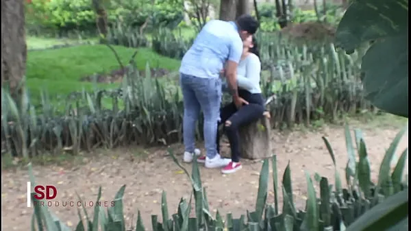 Store SPYING ON A COUPLE IN THE PUBLIC PARK varme videoer