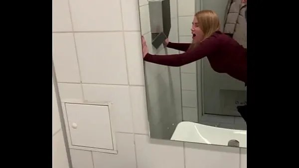 Velká SugarNadya fucks in the airport bathroom right before her flight vřelá videa