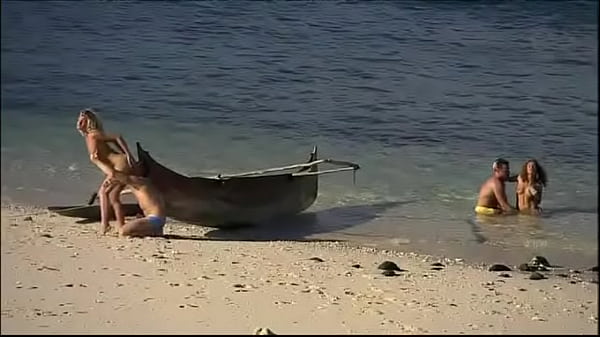 Grandes Um par de casais faz sexo hardcore na adorável praia tropical vídeos calorosos