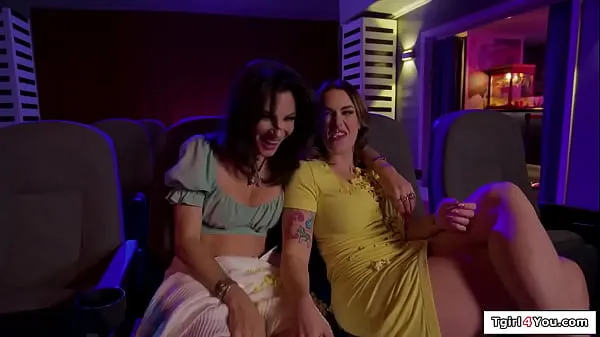 Veliki Cheating trans Ariel Demure is in a double date and shows her cock to a curvy big tits brunette sucks it and then the busty shemale fucks her topli videoposnetki