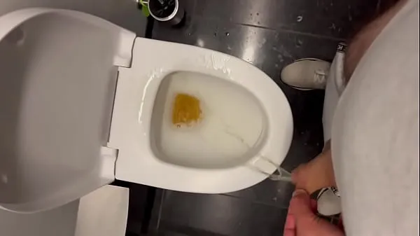 Veľké Pissing on a public toilet teplé videá