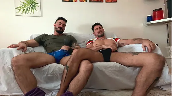 Grandes Mi hermanastro se calienta con mi polla viendo porno - No puedo dejar de pensar en la polla de mi hermanastro - hermanastros follan a pelo cuando los padres no están - Hermanastro me pilló viendo porno gay - Con Alex Barcelona y Nico Bellovídeos cálidos