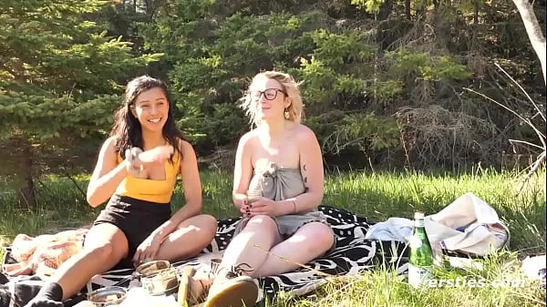 วิดีโอยอดนิยม Ersties: Lesbian Couple Have a Sexy Date Outdoors รายการใหญ่