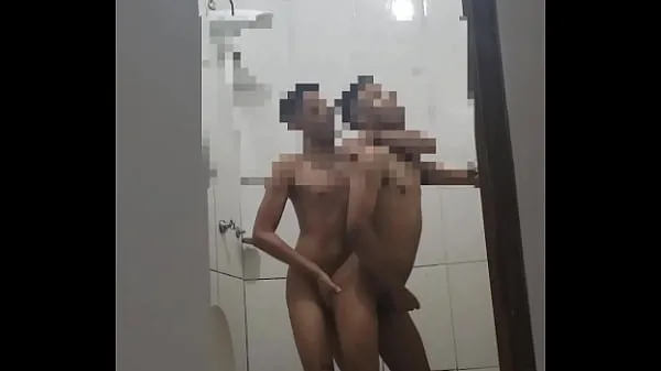 مقاطع فيديو رائعة Vazou novinhos trasando gostoso no banheiro رائعة