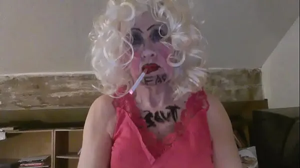 Grote CD Sissy Sarah Millward knows her ID, as indicated by what's written on her face and chest - 'fag slut' - as she smokes, wanks her clit, and stuffs a dildo up her nasty lady hole warme video's