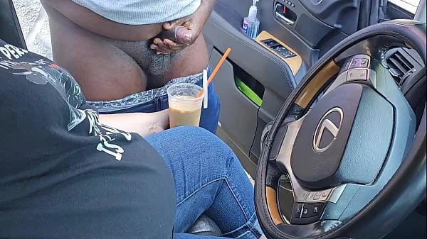 Grandes Pedi a um estranho na rua para se masturbar e gozar no meu café gelado (Masturbação em público) Sexo no carro ao ar livre vídeos calorosos