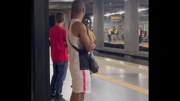 Grandi Stavo andando in palestra quando ho incontrato il giovane in metropolitana, ho finito per seguirlo, alla fine è stato lui a fottermi il culo nel boscovideo calorosi