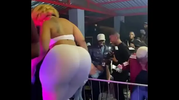 Grote Dancing to Amapiano at a club warme video's