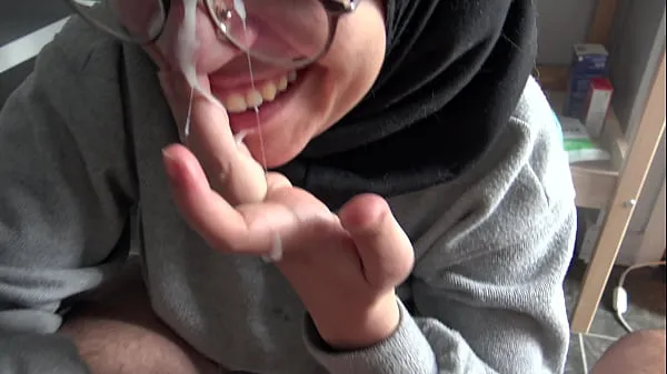 大 A Muslim girl is disturbed when she sees her teachers big French cock 温暖的视频