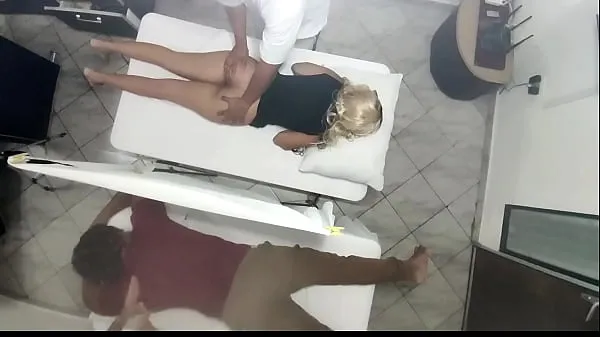 Isoja Erotic Massage on the Body of the Beautiful Wife next to her Husband in the Couples Massage Parlor It was Recorded How the Wife is Manipulated by the Doctor and Then Fucked next to her Husband NTR lämpimiä videoita