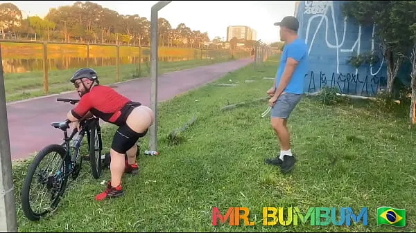 Velká CYCLIST CAUGHT A MAKE-OUT AND SHOWS HIS BOLDNESS OUTDOORS (COMPLETE ON RED AND SUBSCRIPTION vřelá videa