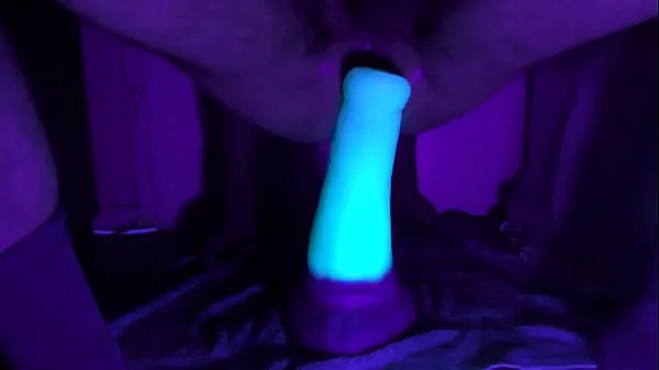 Grosses Otter Dildo Balls Deep Black Light UV Anal Dildo Play - Glow in the Dark, Extreme DD Play vidéos chaleureuses