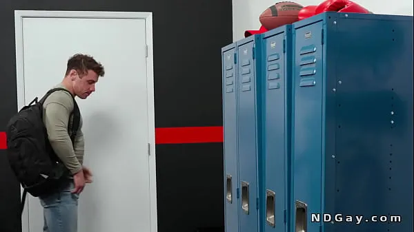 Stora Muscle Kyle Fletcher got attention from Ashton Silvers while changing in the locker room and they got the urge to rim and anal fuck varma videor