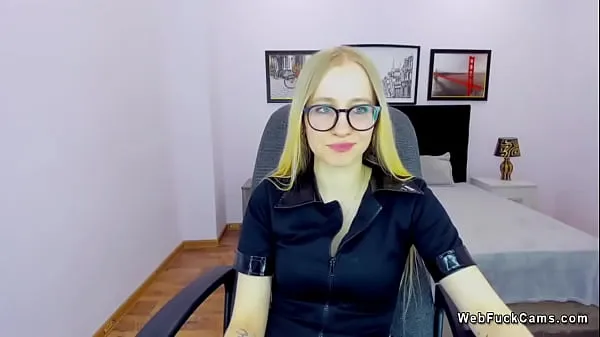 Grandes La sexy y delgada rubia amateur MilanaFoster se quita la camisa negra con mangas cortas y muestra sus hermosas tetas pequeñas mientras charla en su webcamvídeos cálidos