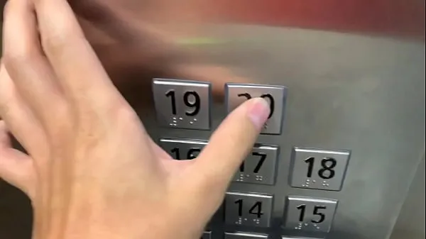 Große Sex in der Öffentlichkeit, im Aufzug mit einem Fremden und sie erwischen unswarme Videos
