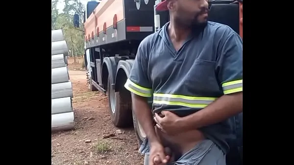 Duże Worker Masturbating on Construction Site Hidden Behind the Company Truck ciepłe filmy