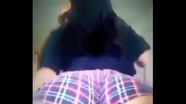Veliki Thick white girl twerking topli videoposnetki