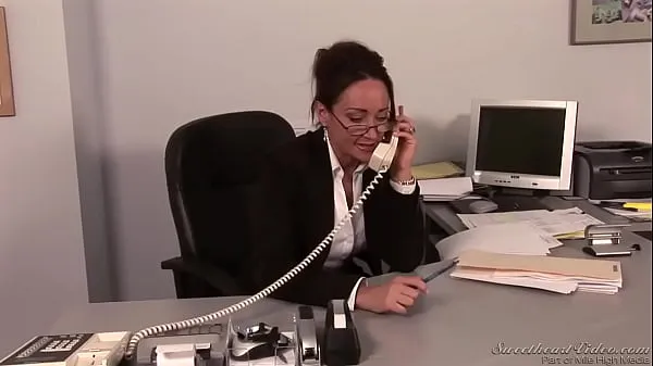 Grandi Lesbian boss fucks her secretary with straponvideo calorosi