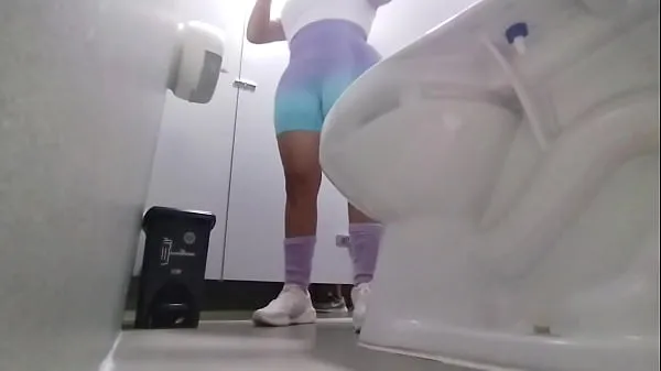 Store Gym girl records pissing in public bathroom to send me video varme videoer