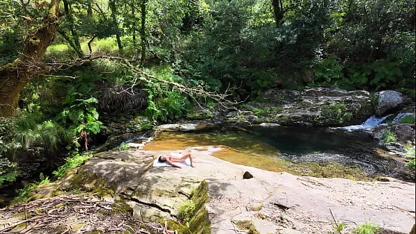 Velká An impudent Voyeur Fingered a Naked Milf on a Nudist Beach in the Forest vřelá videa