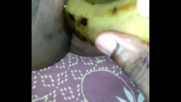 Grandi La ragazza Tamil gioca con la bananavideo calorosi