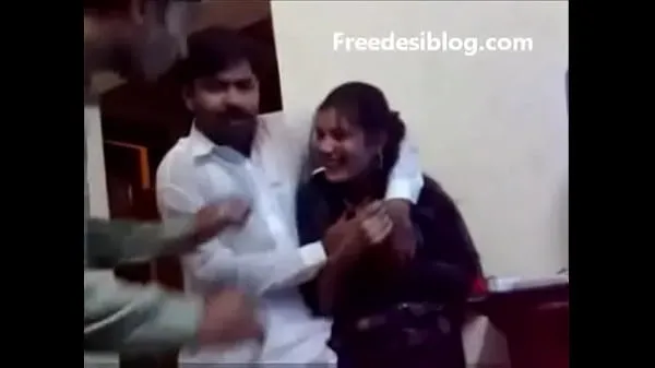 Store Pakistani Desi girl and boy enjoy in hostel room varme videoer