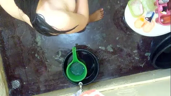 sexy indian girl showers while hidden cam tapes her Video hangat Besar